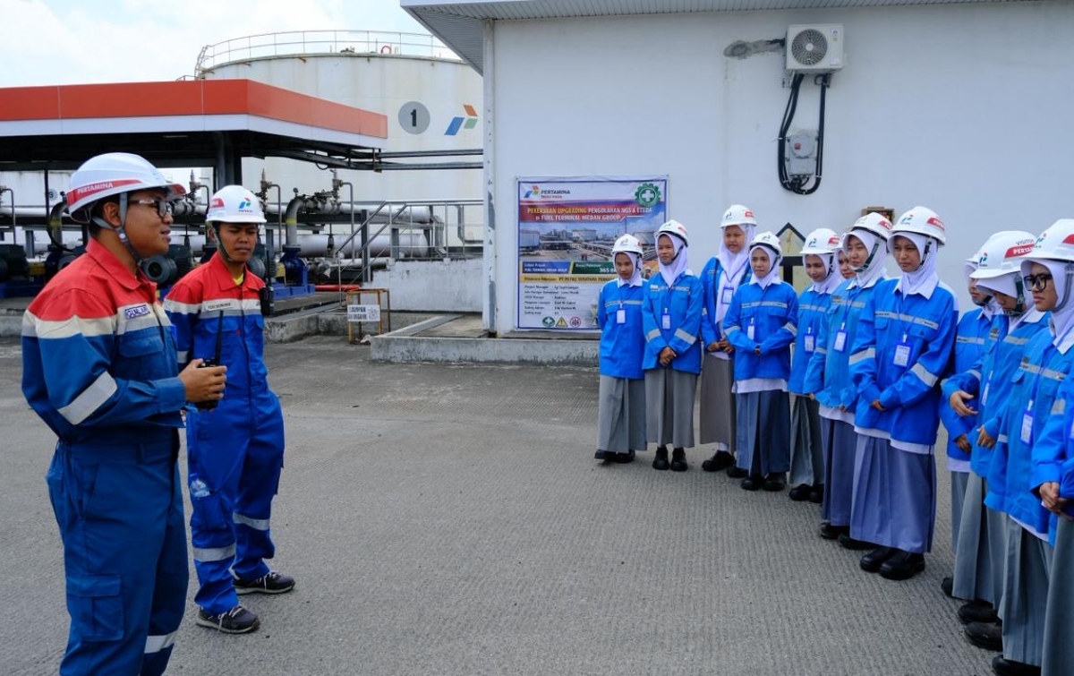 Pertamina Patra Niaga Sumbagut Terima Kunjungan Edukatif Pesantren Darularafah Raya di Fuel Terminal Medan