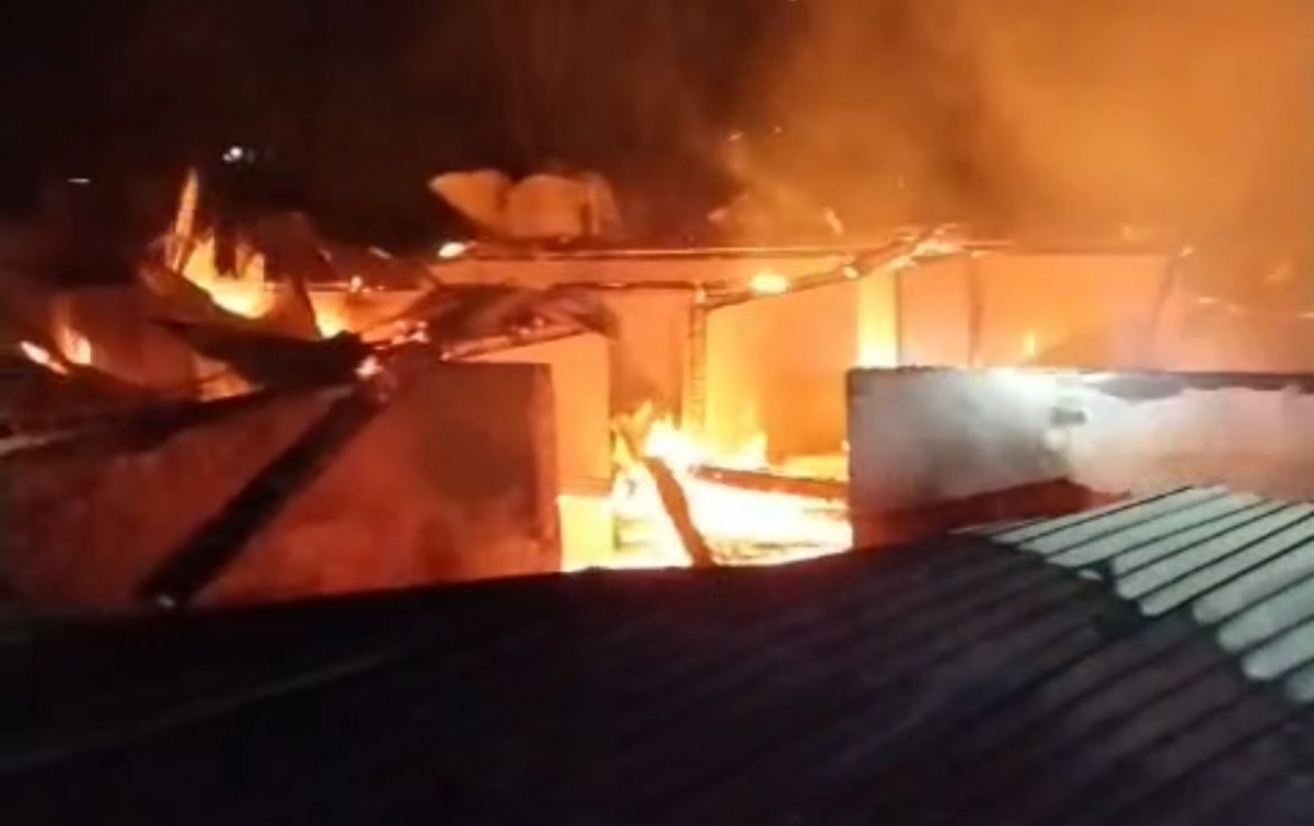 Suasana Sahur Mencekam di Desa Firdaus: Rumah Kosong Milik Warga yang Sedang Dirawat di RS Hangus Terbakar