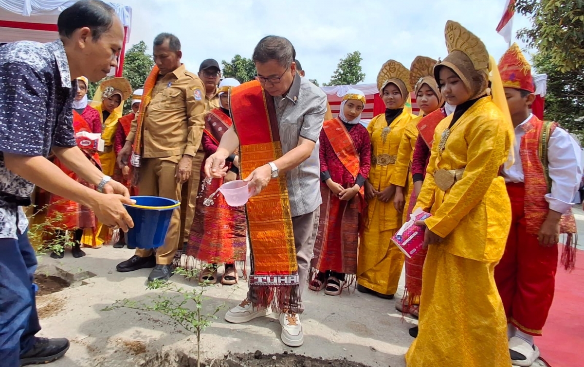 Sofyan Tan: 5 Ruang Kelas Baru Diresmikan, Gerakan Penghijauan Dicanangkan