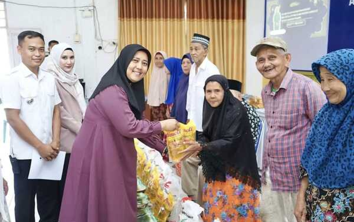 Ketua TP-PKK Langkat Salurkan 50 Paket Sembako Untuk Dhuafa dan Anak Yatim