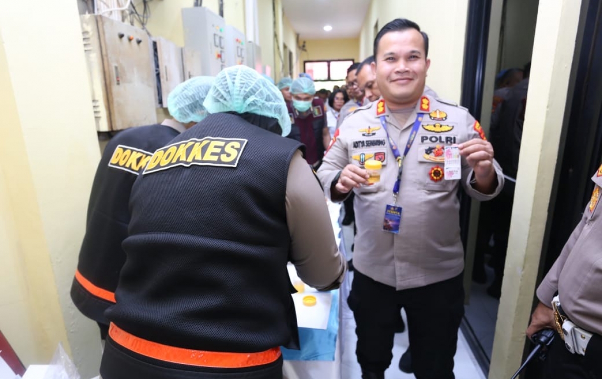 Kapolres Labusel Ikuti Tes Urine Usai Rapim, Tegaskan Komitmen Bersih dari Narkoba