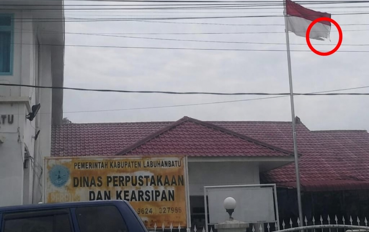 Abai pada Simbol Negara? Bendera Robek di Kantor Dinas Perpustakaan Labuhanbatu Tuai Sorotan Publik