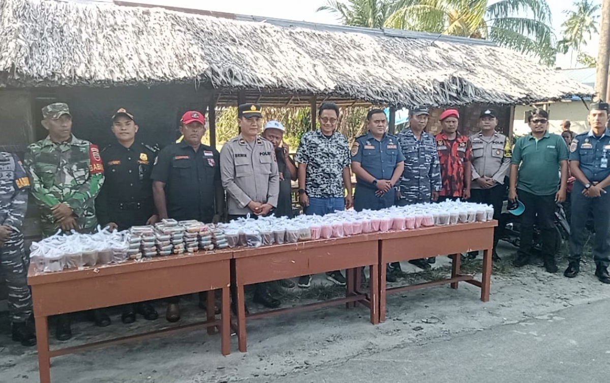 TNI–Polri, PTPN Adolina, Ormas dan Wartawan Berbagi Takjil di Pantai Cermin