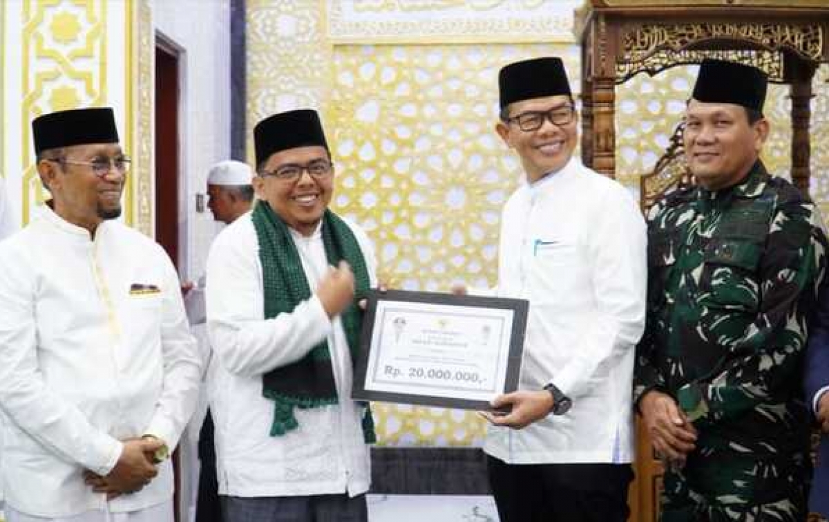 Pimpin Tim II Safari Ramadhan di Stabat, Sekdakab Langkat Serahkan Hibah Rp 20 Juta untuk Masjid