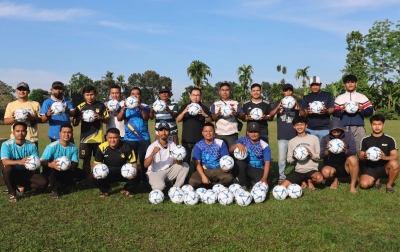 Berikan Bola Standar FIFA untuk Lapangan Desa, Sofyan Tan Berharap Ponirin Meka Lahir Kembali