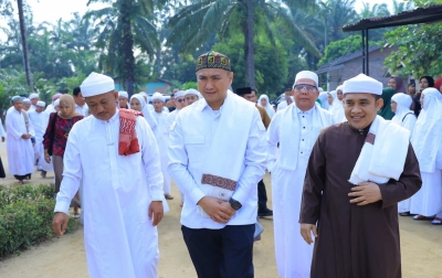 Bupati Labura Hadiri Haul ke-8 Syekh H. Muhammad Sukur Munthe
