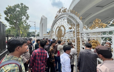 Pagar Kantor Gubsu Digoyang Mahasiswa, Desak Bobby Nasution Bongkar Diskotek Blue Night