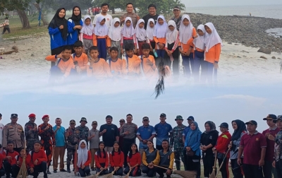 Ratusan Peserta Gelar Kurve Bersih Pantai di Pantai Cermin