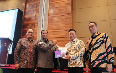 KPK Serahkan Buku Pendidikan Antikorupsi kepada MRPTNI dalam Forum SNPMB 2026