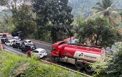 Truk Pembawa Air Rusak di Jalur Medan - Berastagi, Kemacetan Panjang Terjadi