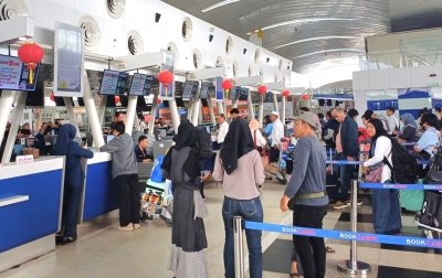 Jelang Imlek 2026, Penumpang di Bandara Kualanamu Masih Stabil, Pernak-pernik Lampion Mulai Hiasi Terminal