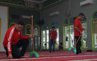 Sambut Ramadan, Telkomsel Bersihkan dan Bantu Fasilitas Kebersihan 60 Masjid di Medan dan Sekitarnya