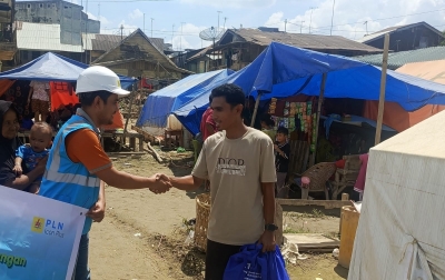 Wujud Kepedulian, PLN Icon Plus Sumbagut Salurkan Bantuan Sembako ke Pengungsi Banjir Kuala Simpang