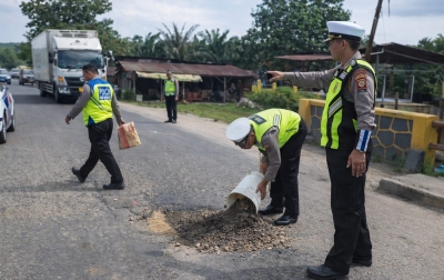 Cegah Laka di Jalinsum, Sat Lantas Polres Labusel Gerak Cepat Tambal Jalan Berlubang di Jembatan Titi Kembar