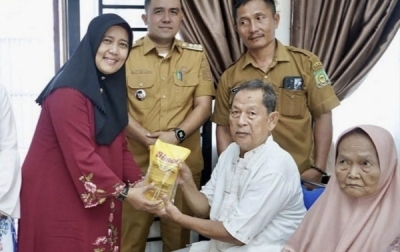 Ketua TP PKK Langkat Peduli Sosial, Salurkan 40 Paket Sembako Untuk Anak Yatim dan Dhuafa