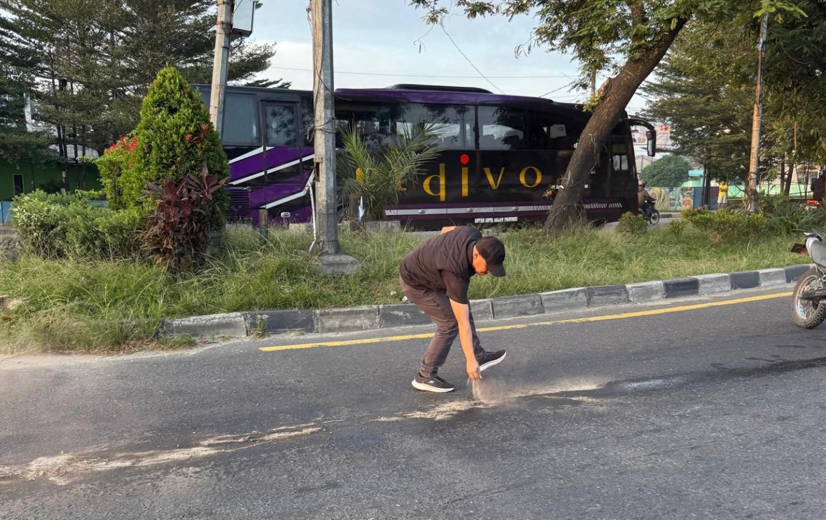 Camat Medan Johor Respons Cepat Tumpahan Oli di Jalan AH Nasution, Cegah Kecelakaan
