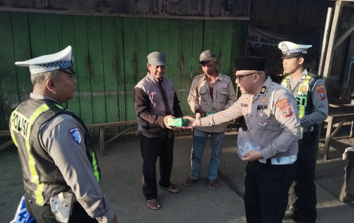 Sat Lantas Polres Palas Gelar Aksi Sosial Jumat Berkah Ramadan