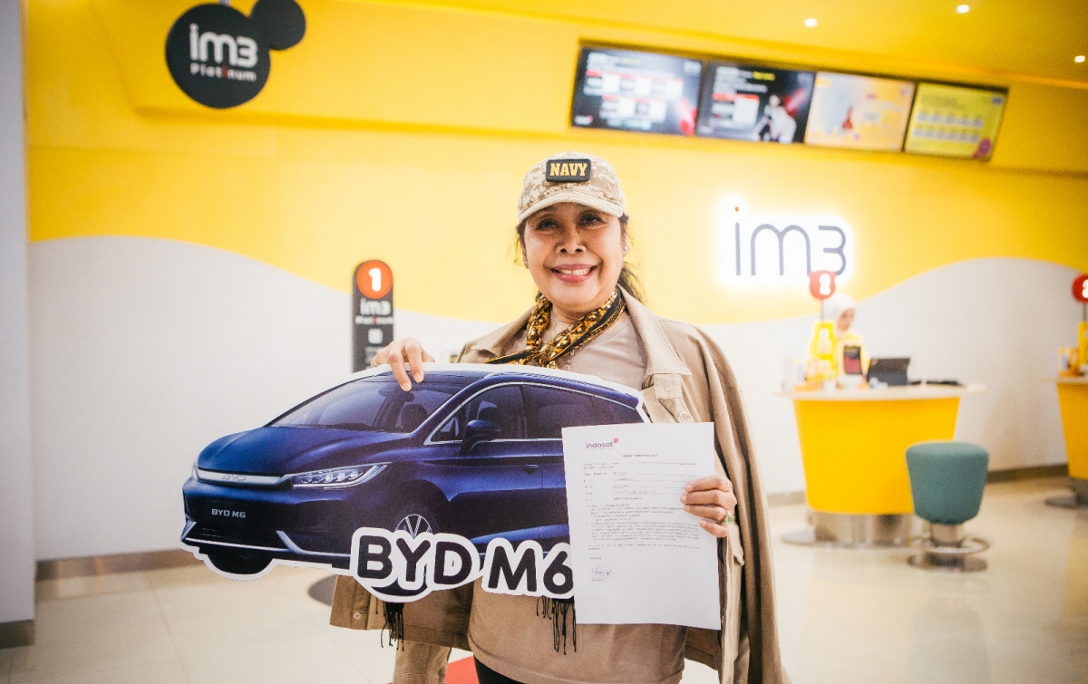 Senyum Semringah Yati Virdayat Pelanggan Setia IM3 di Medan Bawa Pulang Mobil Listrik BYD M6!