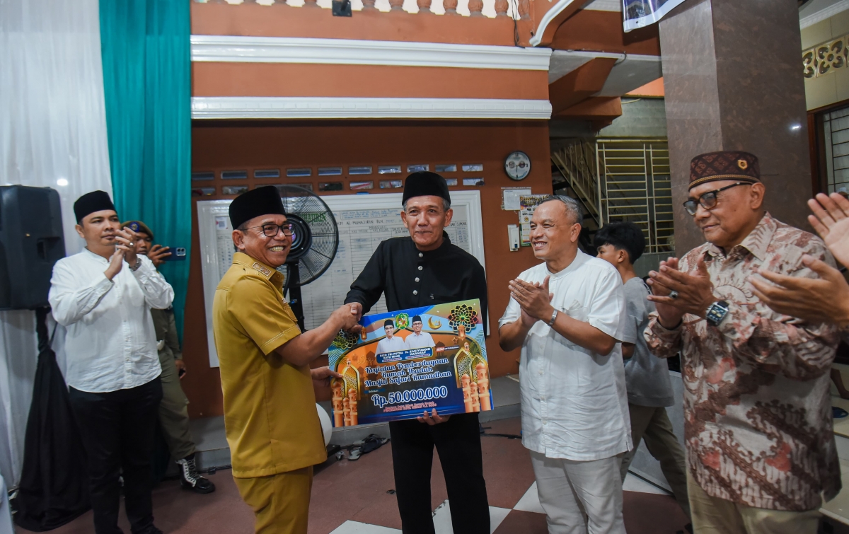 Safari Ramadan di Al Muhajirin, Zakiyuddin Harahap Serahkan Rp50 Juta untuk Pembangunan Masjid