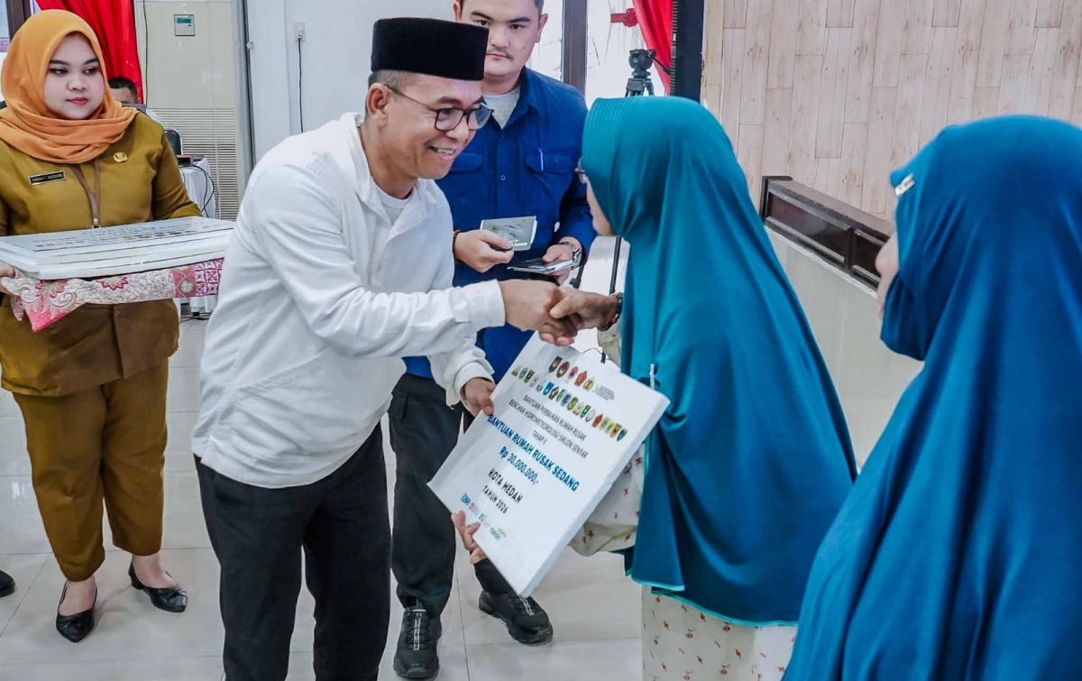 Zakiyuddin Harahap Salurkan Bantuan Perbaikan Rumah Korban Siklon Senyar