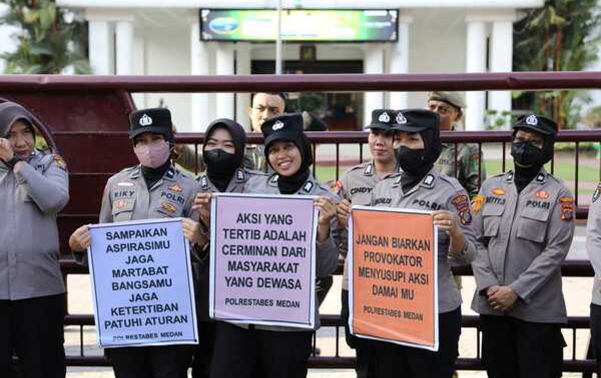 Polwan Polrestabes Tampil Humanis Amankan Aksi Dukung SE Walikota