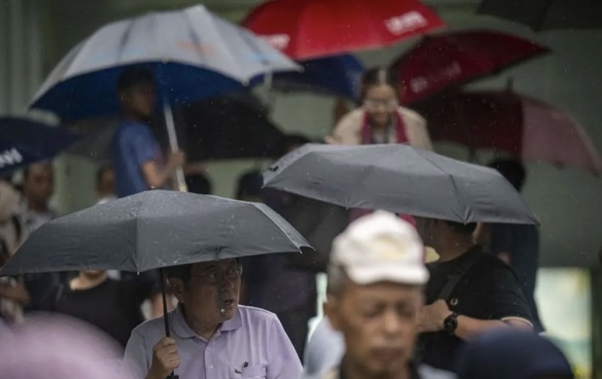 Sedia Payung! BMKG Pantau Bibit Siklon 90S, Mayoritas Kota Besar Indonesia Diguyur Hujan