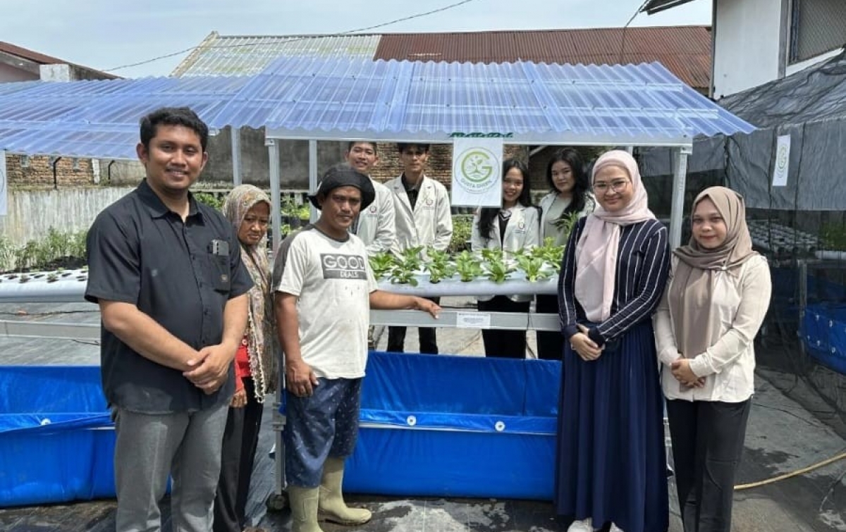 Tim PKM Mahasiswa Berdampak ST Bhinneka Serahterimakan TeknologiInstalasi Aquaponik, Mikrogreen, dan Green House