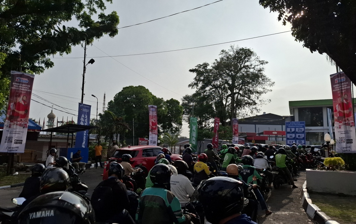 Ruas Jalan Macet Akibat Kendaraan Mengular di SPBU