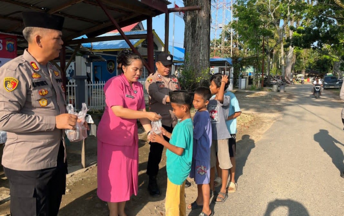 Polsek Natal Berbagi Berkah Ramadan, Ratusan Takjil Gratis Dibagikan untuk Masyarakat