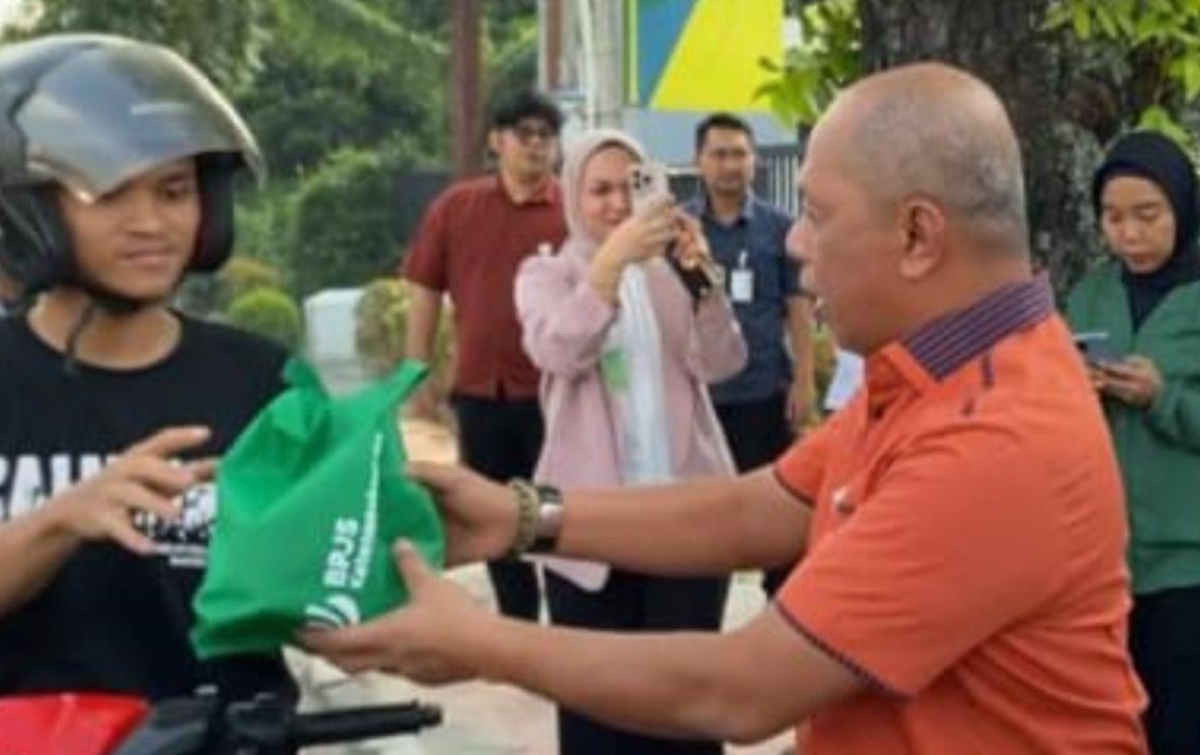 Wujud Kepedulian Sosial, Karyawan BPJS Ketenagakerjaan Medan Kota Bagikan Ratusan Takjil