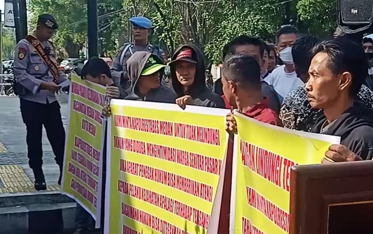 Tuntut 5 Tersangka Pengerusakan Ditahan, Warga Pasar V Kelurahan Lalang Demo di Mapolrestabes Medan
