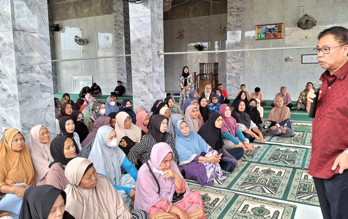 Lions Club Bagikan 1.400 Paket Lebaran Nek Suliah: Terimakasih 'Ustad' Sofyan Tan