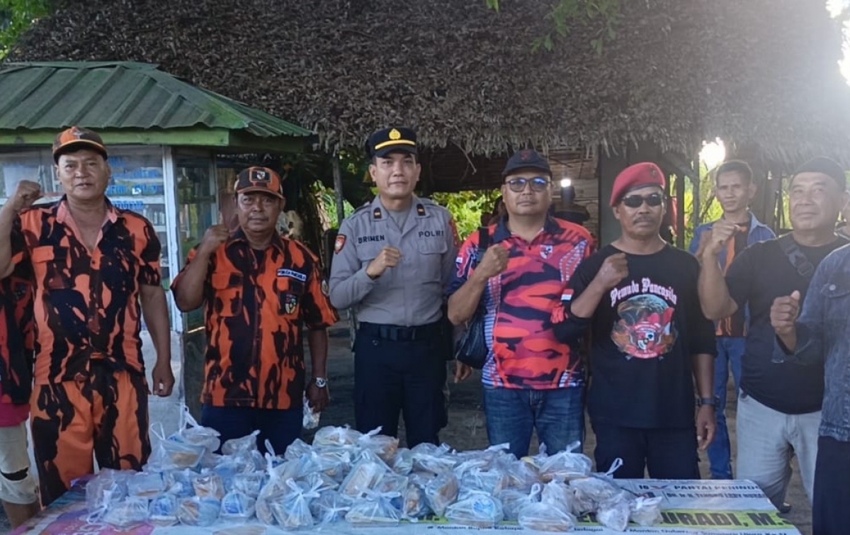 Pos Pantau Ops Ketupat Toba dan Pemuda Pancasila Berbagi Ratusan Takjil di Pantai Cermin