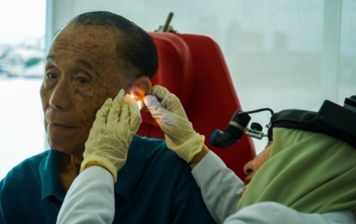 Kenali Cocktail Party Deafness, Tanda Gangguan Pendengaran pada Lansia