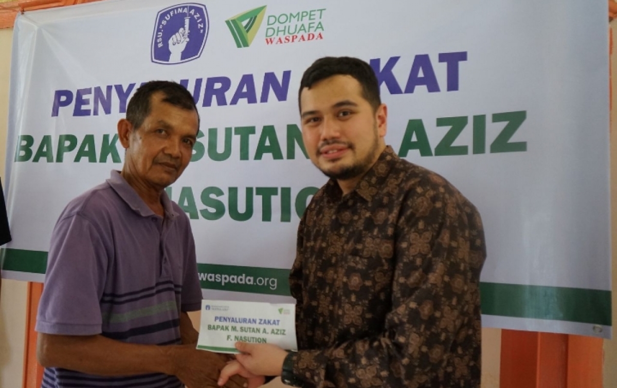 Ketua Yayasan RSU Sufina Aziz Sutan Aziz Tunaikan Zakat Melalui Dompet Dhuafa Waspada
