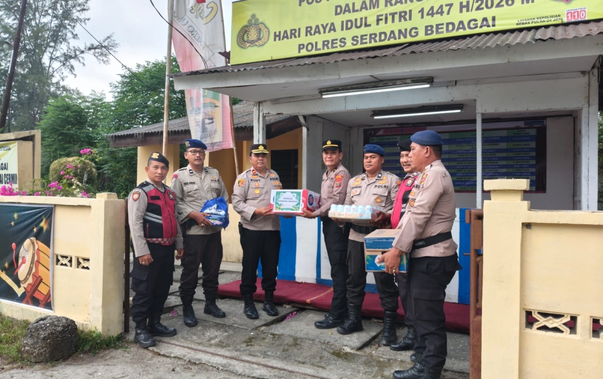 Bentuk Kepedulian Pimpinan, Wakapolres Sergai Serahkan Bingkisan Lebaran di Pos Pantau Pantai Cermin