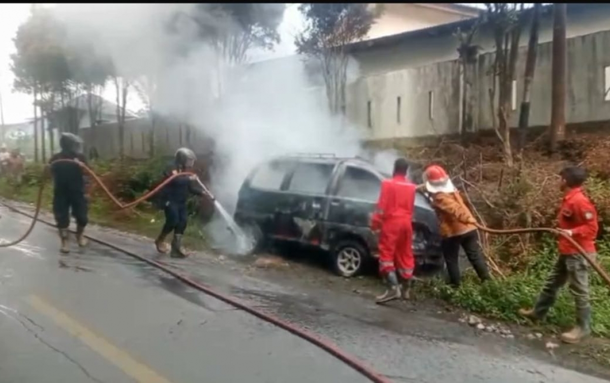 Ayah dan Anak Luka Bakar Akibat Mobil Bawa BBM Hangus