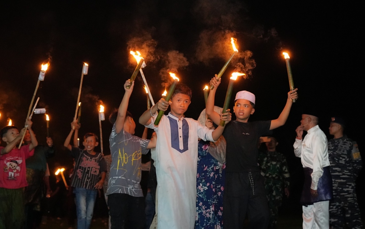 Keseruan Pawai Obor di Pantai Labu