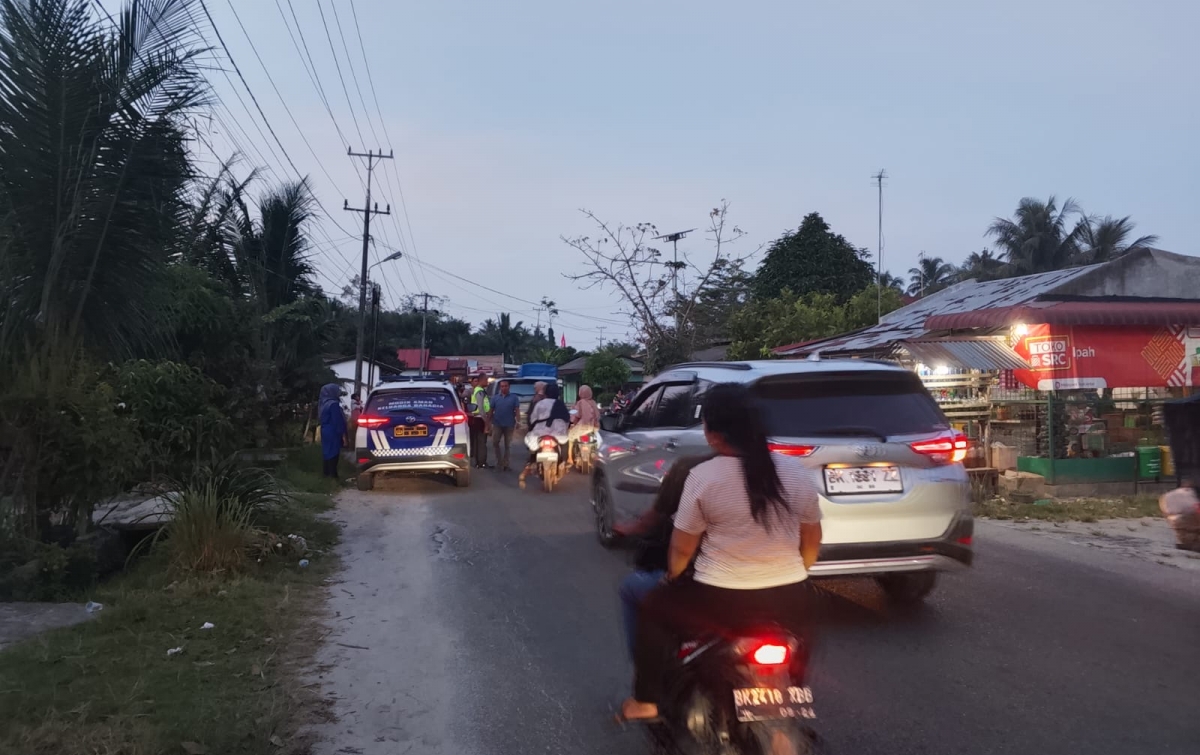 Polri Sigap Bantu Pengunjung Wisata Alami Ban Bocor Malam Hari di Pantai Cermin
