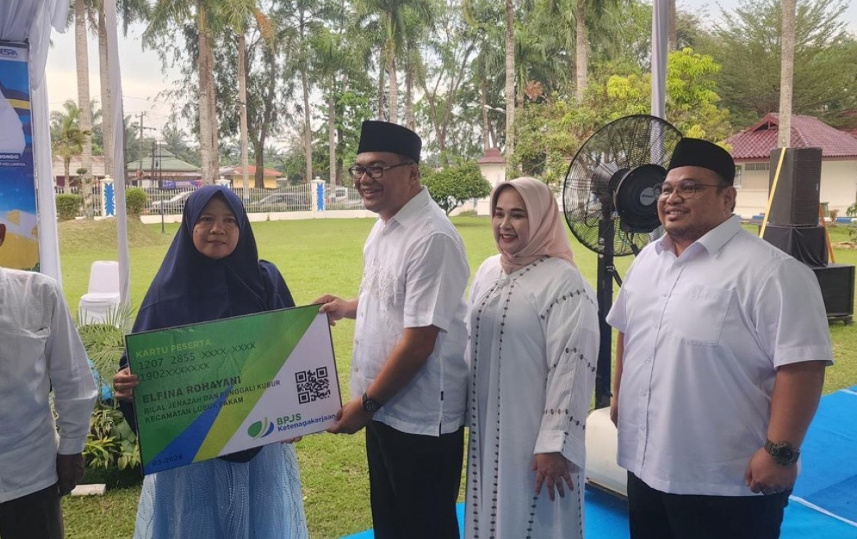 Bupati Deliserdang dan BPJS Ketenagakerjaan Serahkan Kartu Kepesertaan bagi Bilal Jenazah