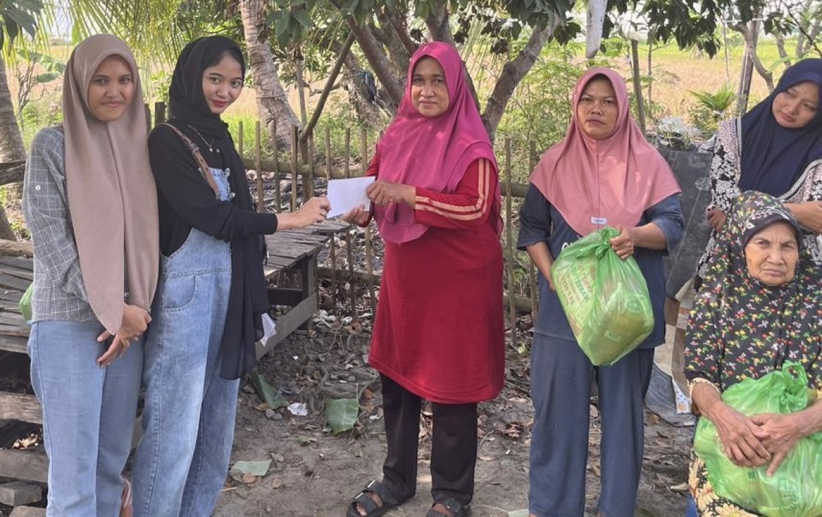 Senyum Warga Tanjung Selamat Sambut Bingkisan Lebaran dari Mahana Boston Abadi