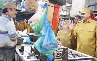 Pastikan Harga Sembako Terkendali Jelang Idul Fitri,   Bupati Langkat Sidak Pasar Baru Stabat