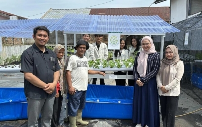 Tim PKM Mahasiswa Berdampak ST Bhinneka Serahterimakan TeknologiInstalasi Aquaponik, Mikrogreen, dan Green House