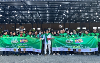 Semangat Ramadan di Medan, Mitra Grab Bagikan Ratusan Takjil