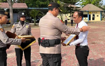 Pemberian Penghargaan dan Serahkan Paket Lebaran,  Kapolres Langkat : Berikan Pelayanan Terbaik Kepada Masyarakat