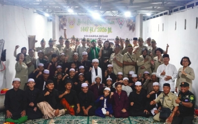 Kala Seragam Loreng Purna Membaur dengan Sarung dan Kopiah di Mazilah Darussalam