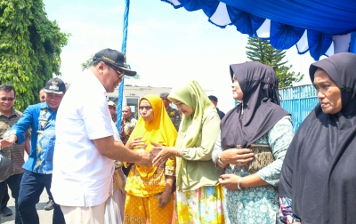 Bupati dan Wabup Serahkan Bantuan 1.800 Paket Sembako dari Evergreen International