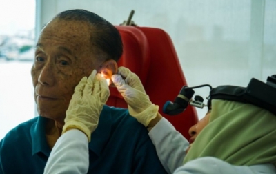 Kenali Cocktail Party Deafness, Tanda Gangguan Pendengaran pada Lansia