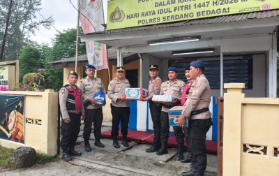 Bentuk Kepedulian Pimpinan, Wakapolres Sergai Serahkan Bingkisan Lebaran di Pos Pantau Pantai Cermin