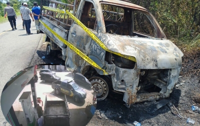 Detik-Detik Mobil Pick Up APV Terbakar di Natal, Api Muncul dari Bak Belakang